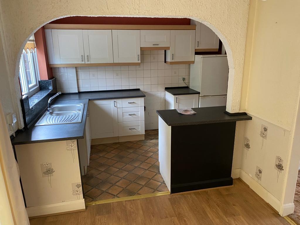 Lot: 44 - MID-TERRACE HOUSE FOR IMPROVEMENT - kitchen